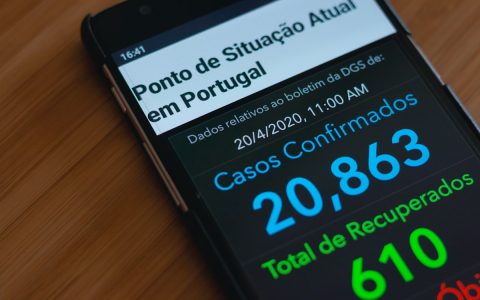 iOS 26.4终极前瞻：液态玻璃、AI音乐与“紧急”提醒，苹果如何重塑系统体验？