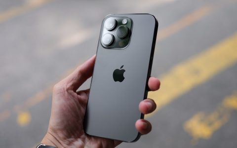 苹果史上最大规模iPhone革新：AI驱动下的硬件革命与生态重构