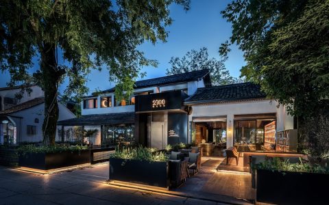 内华达沙漠中的“未来堡垒”：NFL球星定制豪宅以1500万美元挂牌