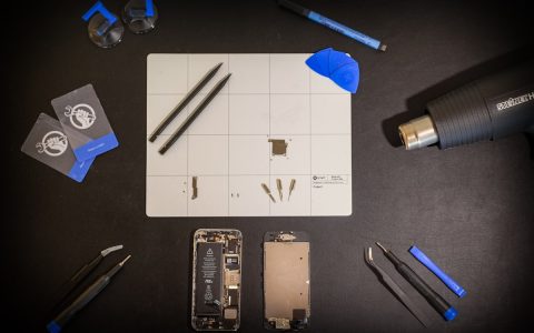 苹果音频“黑箱”再临：iFixit拆解AirPods Max 2，揭示封闭式设计哲学