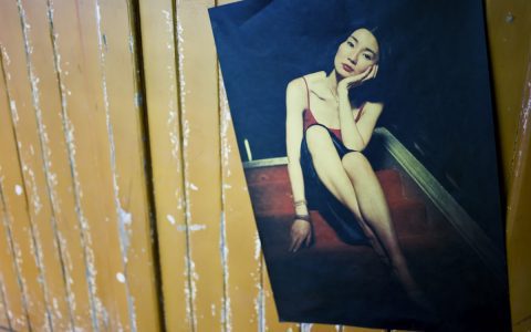 从真人秀明星到“滤镜脸”：特蕾莎·朱迪斯的容貌变迁与社交媒体时代的审美焦虑