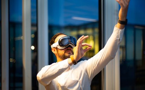 苹果工程师的“意外之作”：Vision Pro如何重塑公司未来50年